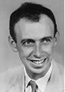 Francis Harry Compton Crick (1916-2004) biofísico inglés que en 1958 propone el Dogma Central y en 1970 el Dogma Central de la Biología Molecular.